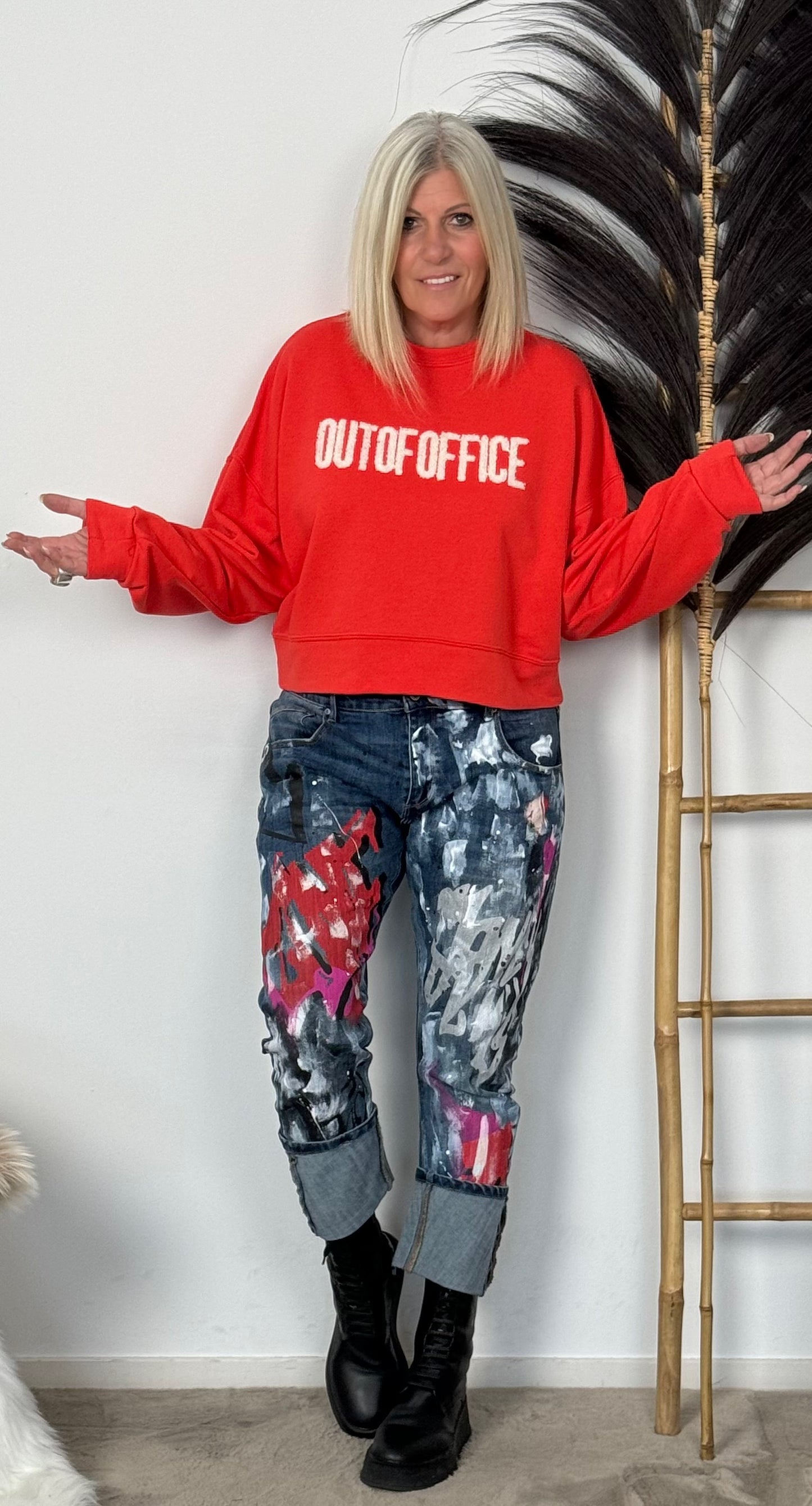 Short boxy sweatshirt "OUT OF OFFICE" - coral red