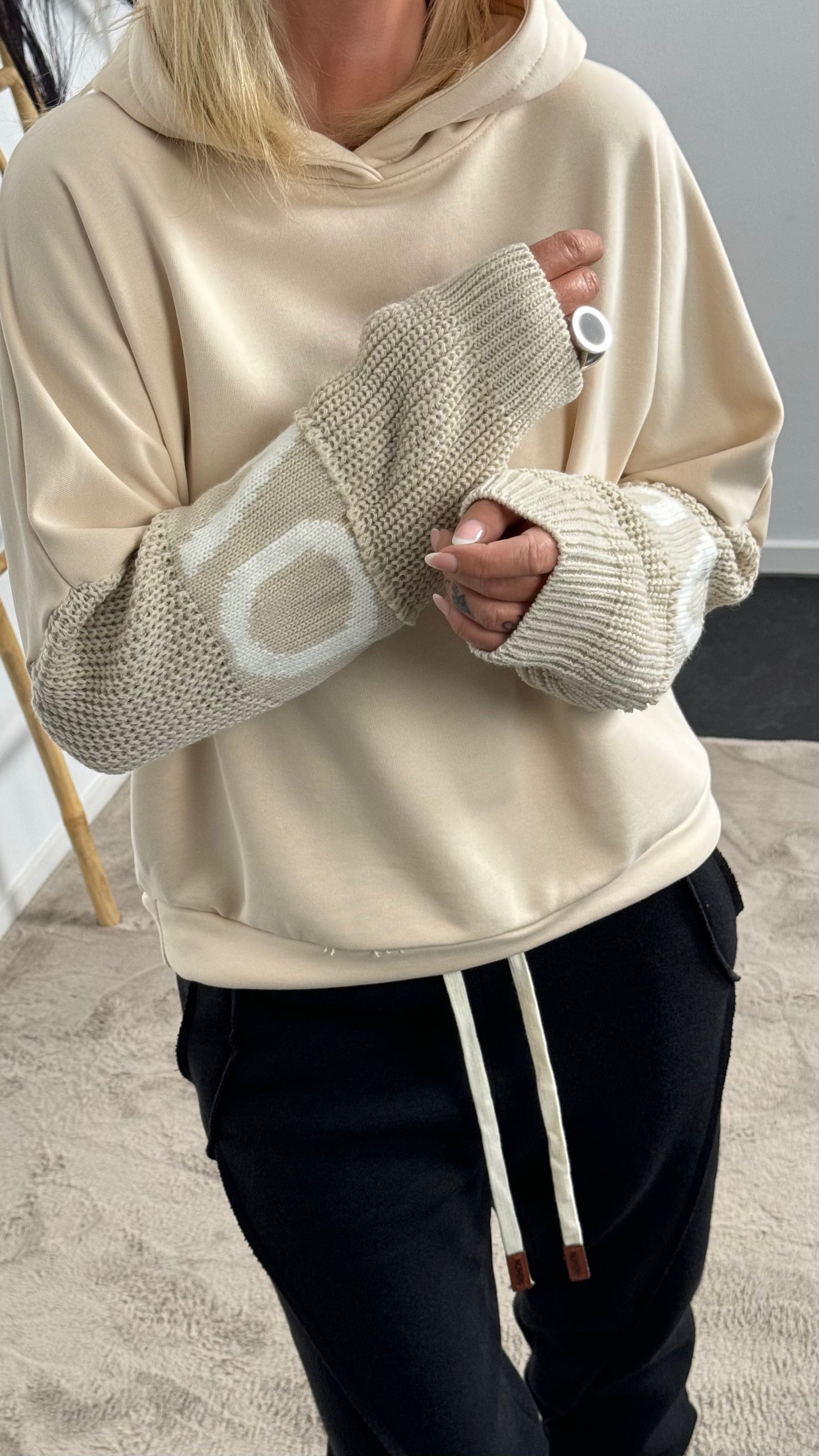 Hoodie met gebreide mouwen "Love" - ​​beige