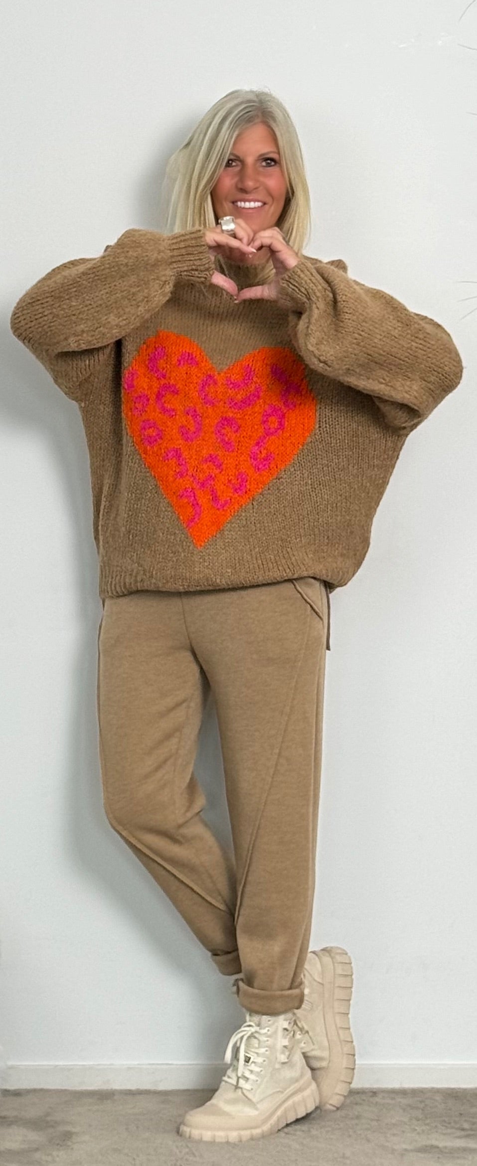 Sweater "Big Leo Heart" - camel