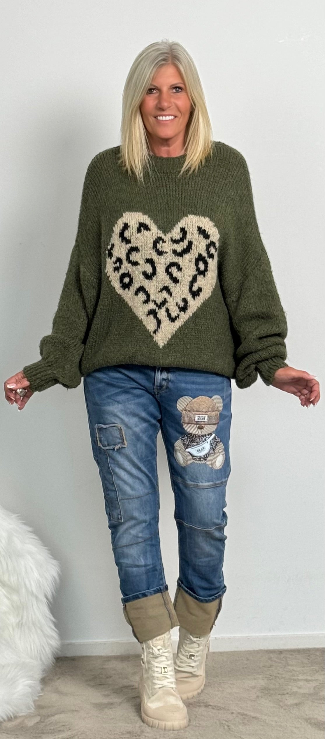 Pullover "Big Leo Heart" - oliv