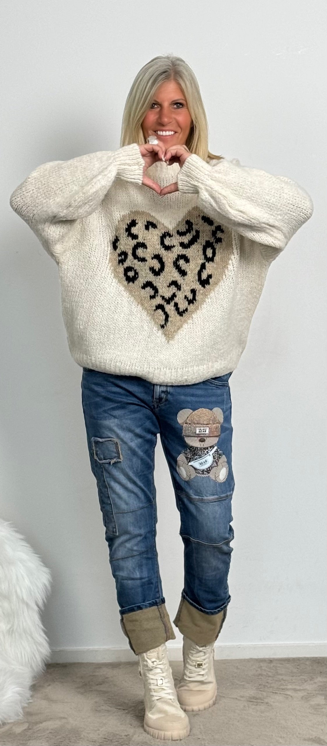 Pullover "Big Leo Heart" - beige