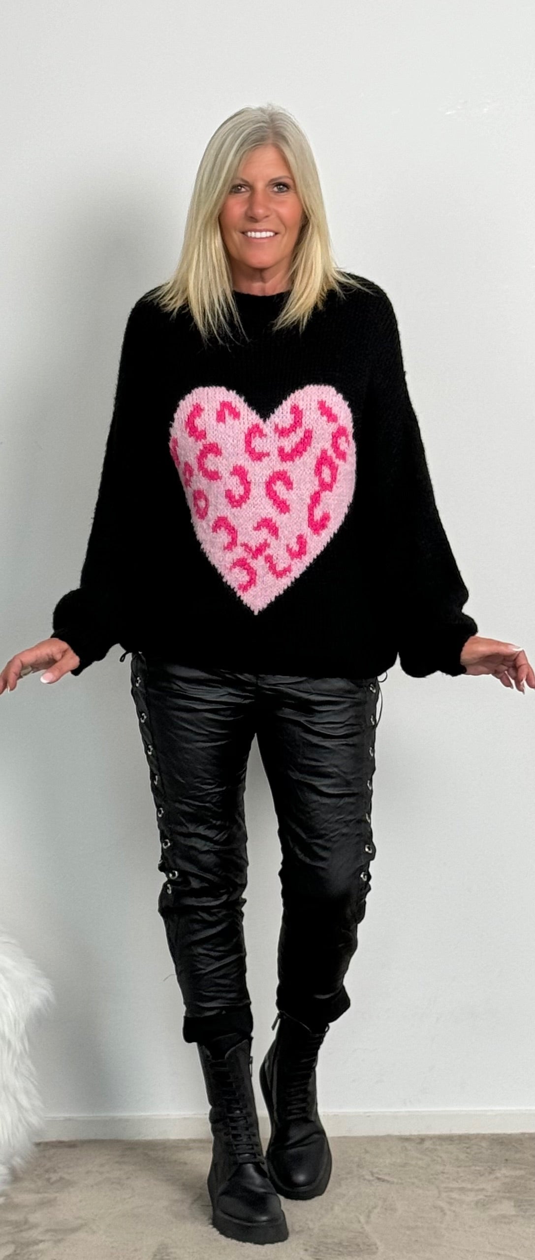 Sweater "Big Leo Heart" - black