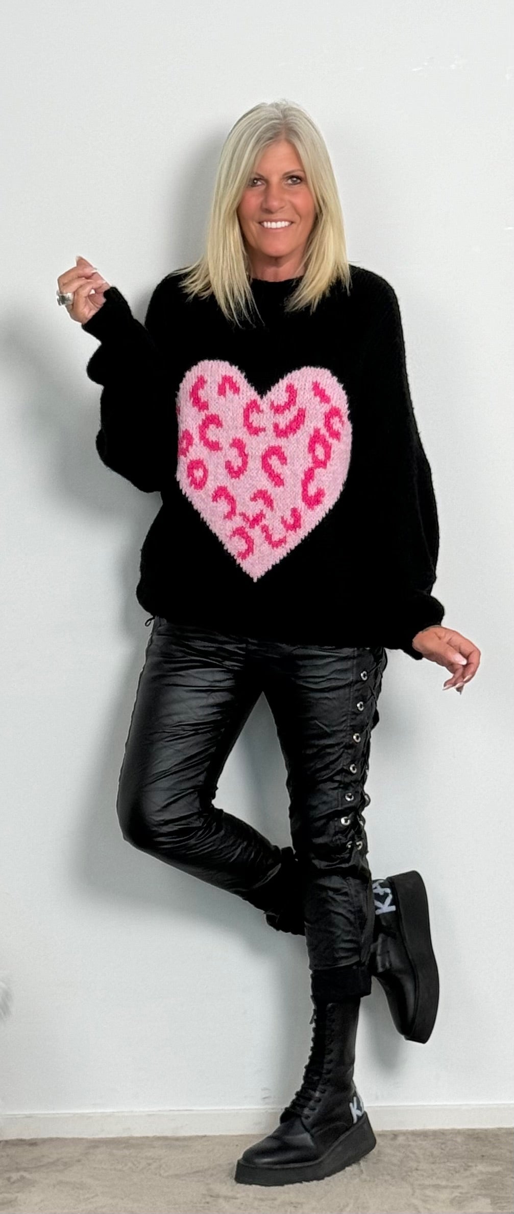 Pullover "Big Leo Heart" - schwarz