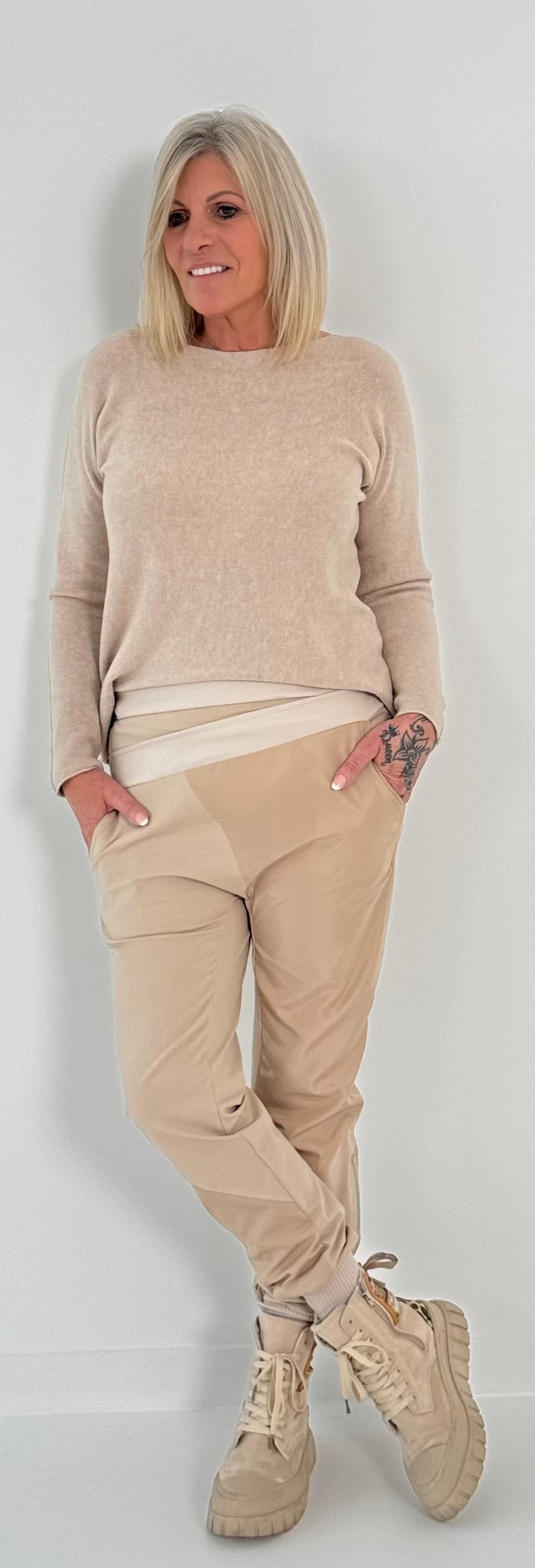 Pullover mit Rundhals und Linksnaht auf dem Arm Modell "Lona" - beige