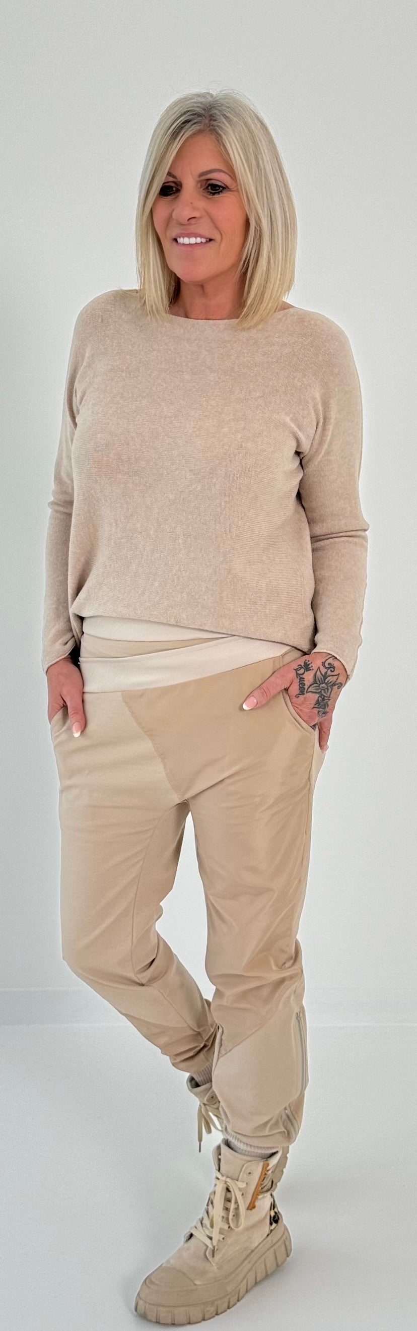 Pullover mit Rundhals und Linksnaht auf dem Arm Modell "Lona" - beige