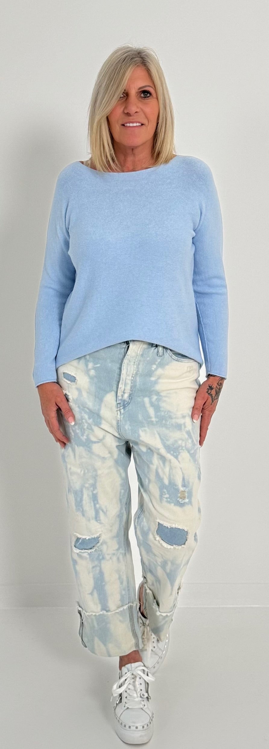 Sweater with round neck and left seam on the arm model "Lona" - baby blue