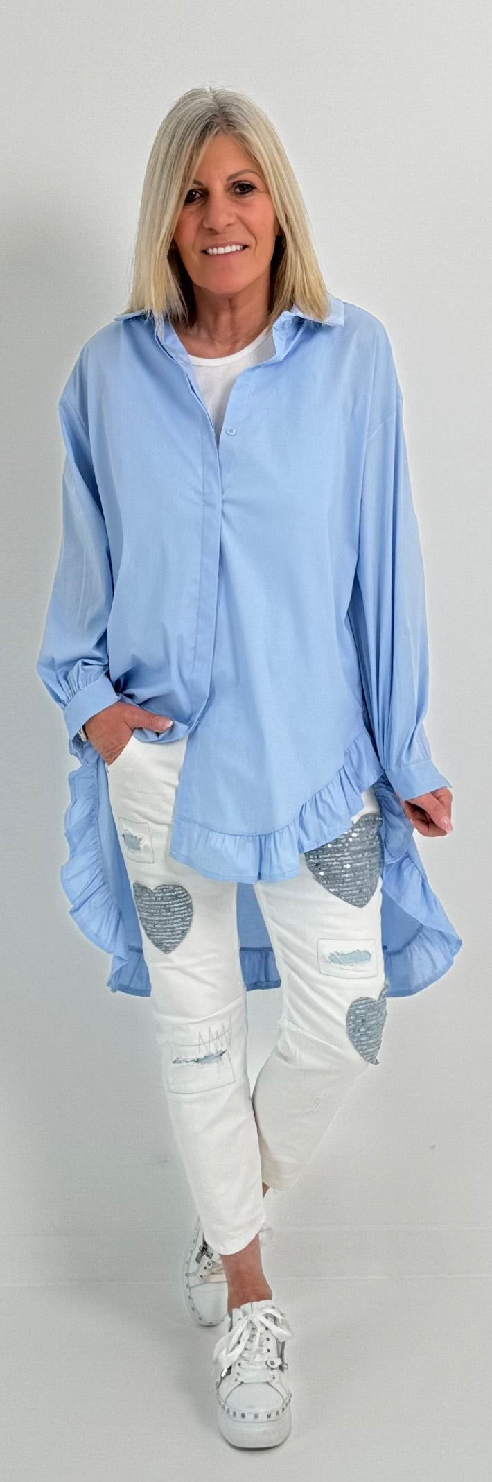 Oversized blouse met ruches aan de uiteinden, model "Xanadu" - lichtblauw