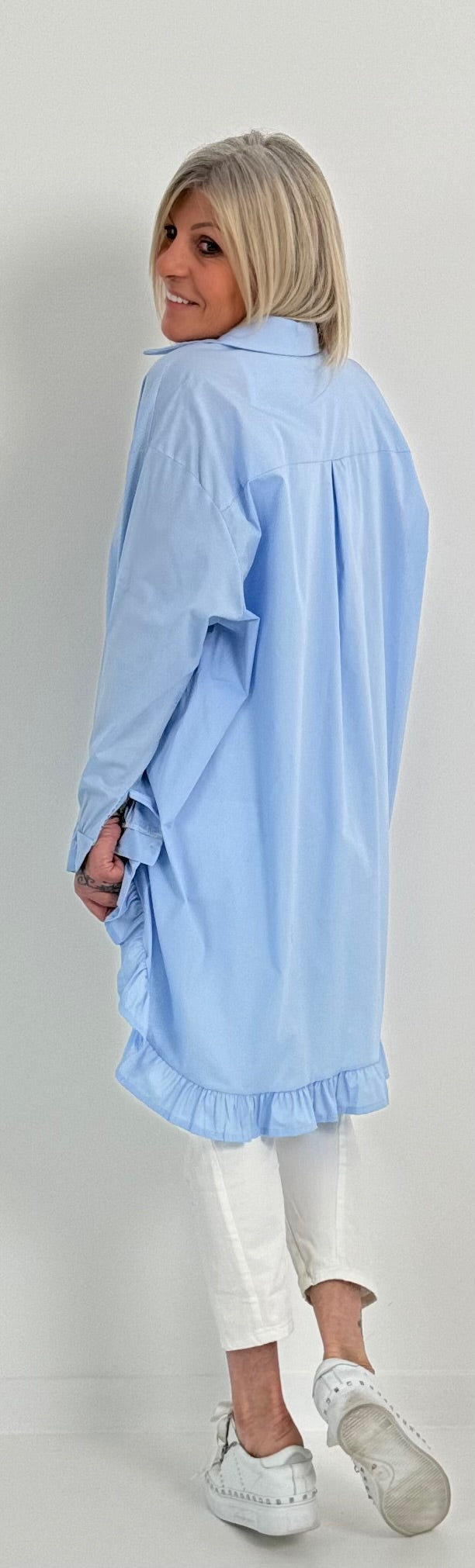 Oversized blouse met ruches aan de uiteinden, model "Xanadu" - lichtblauw