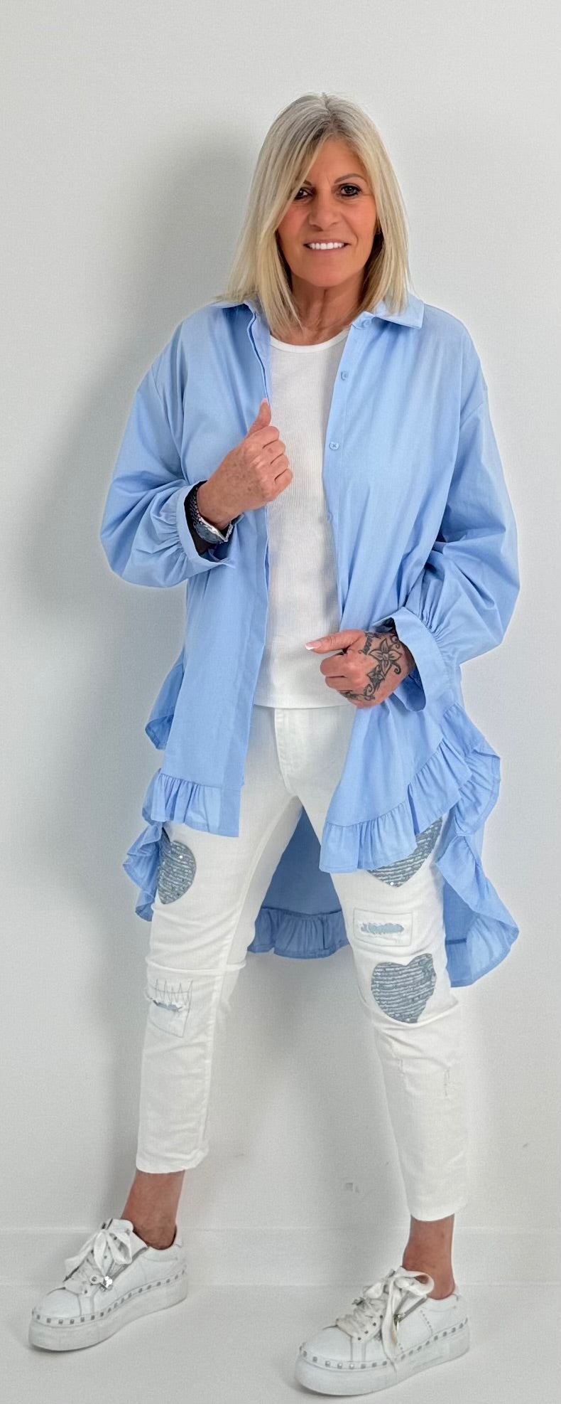 Oversized blouse met ruches aan de uiteinden, model "Xanadu" - lichtblauw