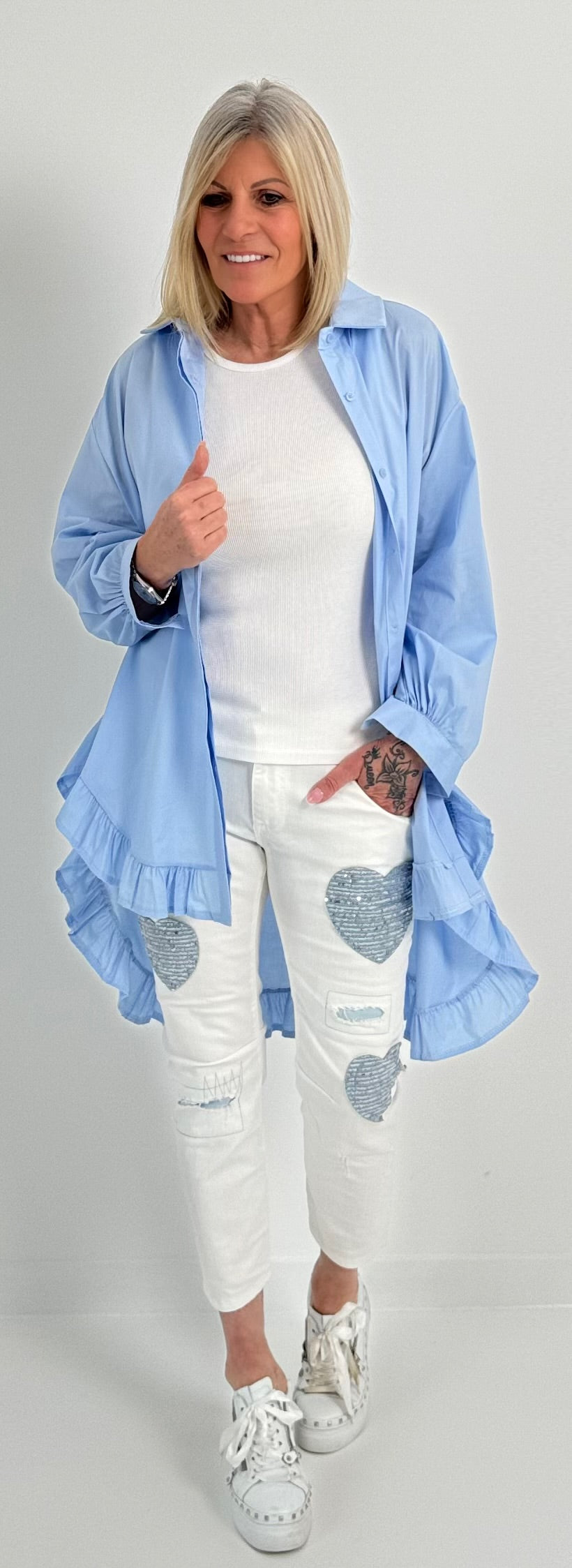 Oversized blouse met ruches aan de uiteinden, model "Xanadu" - lichtblauw