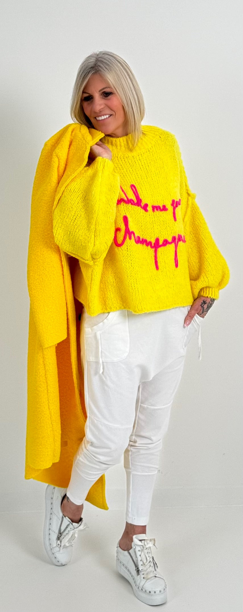 Sweatermodel "Wake me for champagne" - zonnig geel