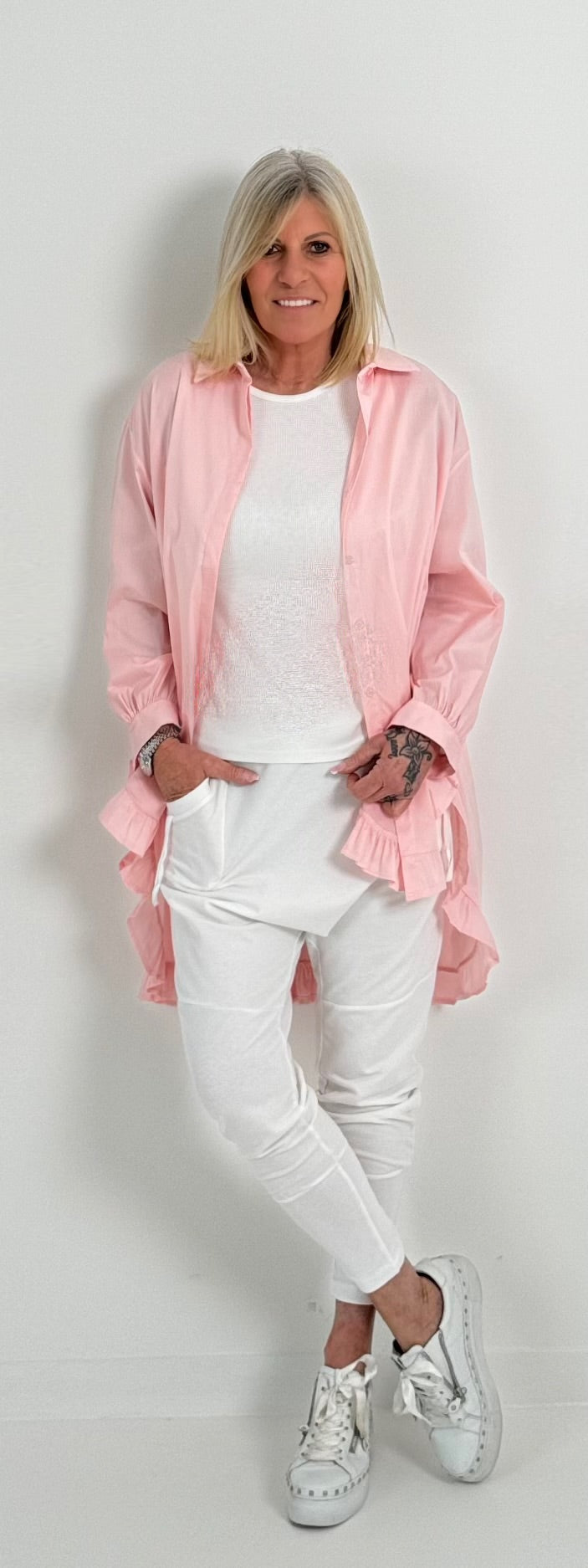 Oversized blouse met ruches aan de uiteinden, model "Xanadu" - roze