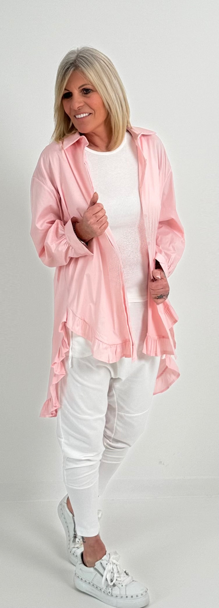 Oversized blouse met ruches aan de uiteinden, model "Xanadu" - roze