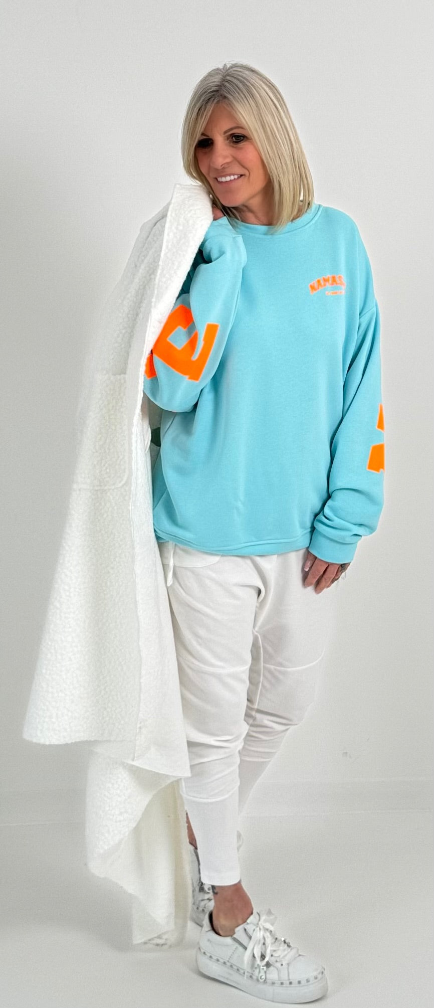 Sweatshirt model "Namaste" - turkoois-neon oranje