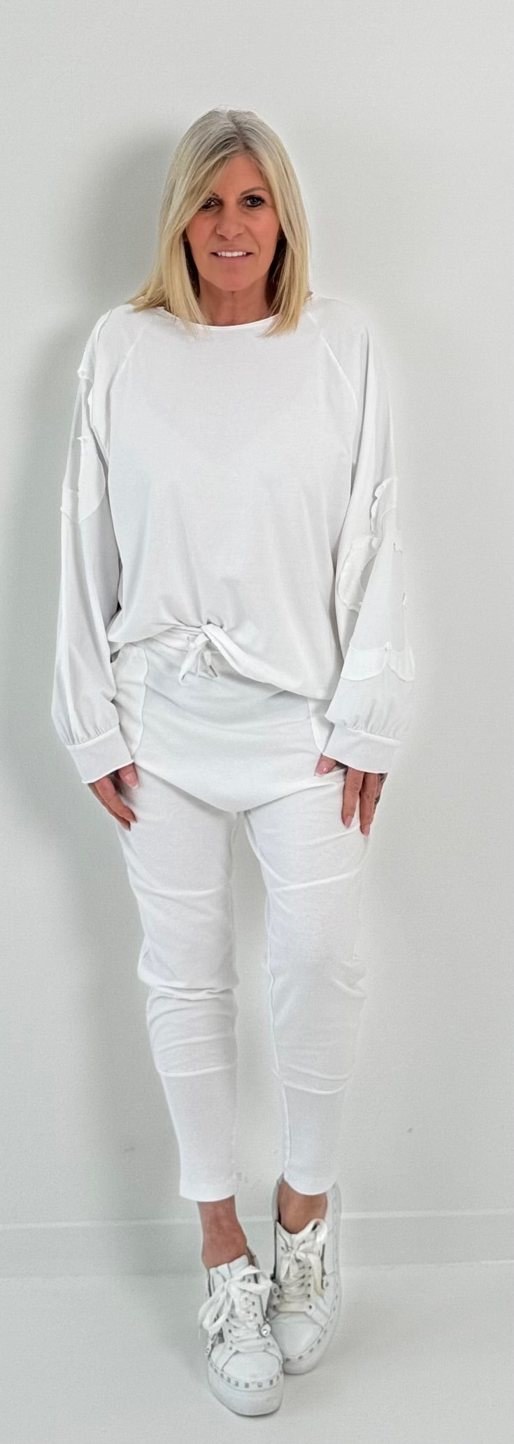 Oversized shirt met grote opgenaaide patches op de armen model "Amanda" - wit