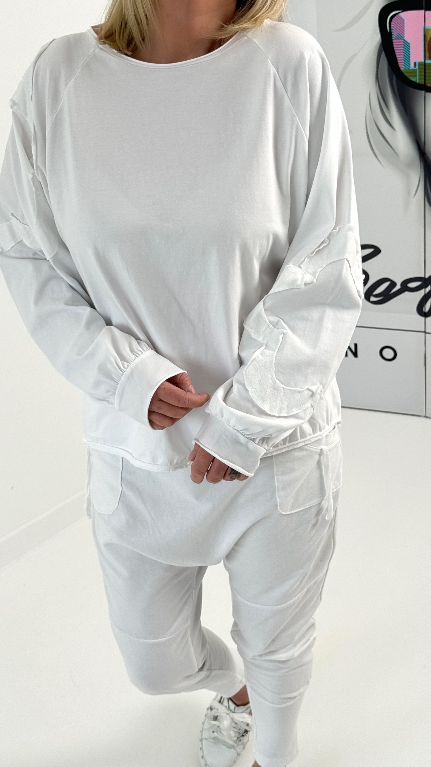 Oversized shirt met grote opgenaaide patches op de armen model "Amanda" - wit