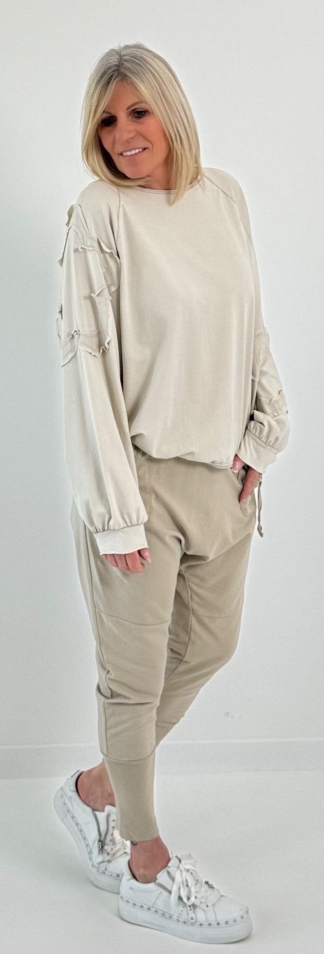 Oversized shirt met grote opgenaaide patches op de armen model "Amanda" - beige