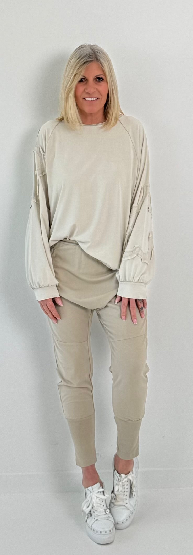 Oversized shirt met grote opgenaaide patches op de armen model "Amanda" - beige