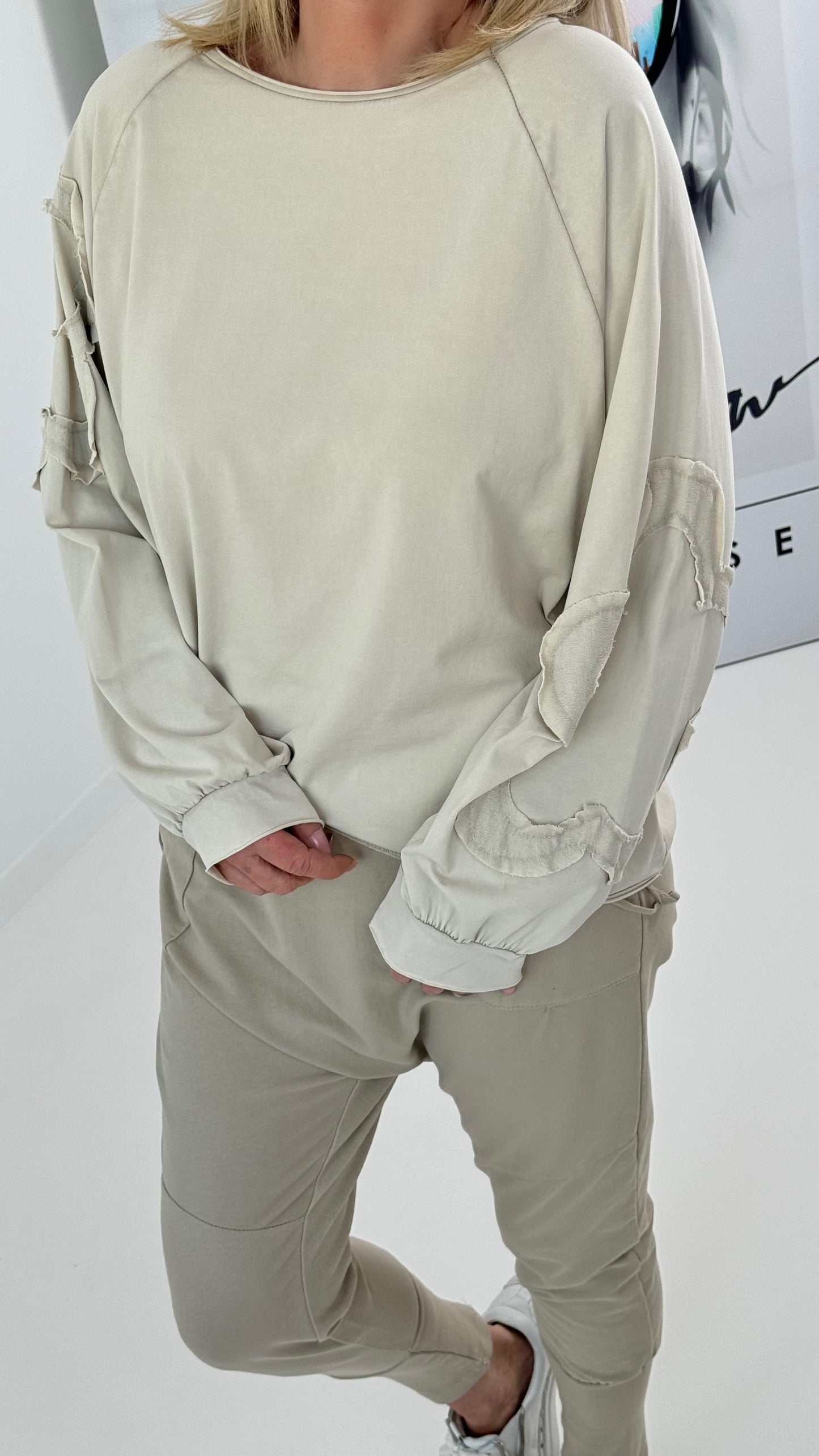 Oversized shirt met grote opgenaaide patches op de armen model "Amanda" - beige