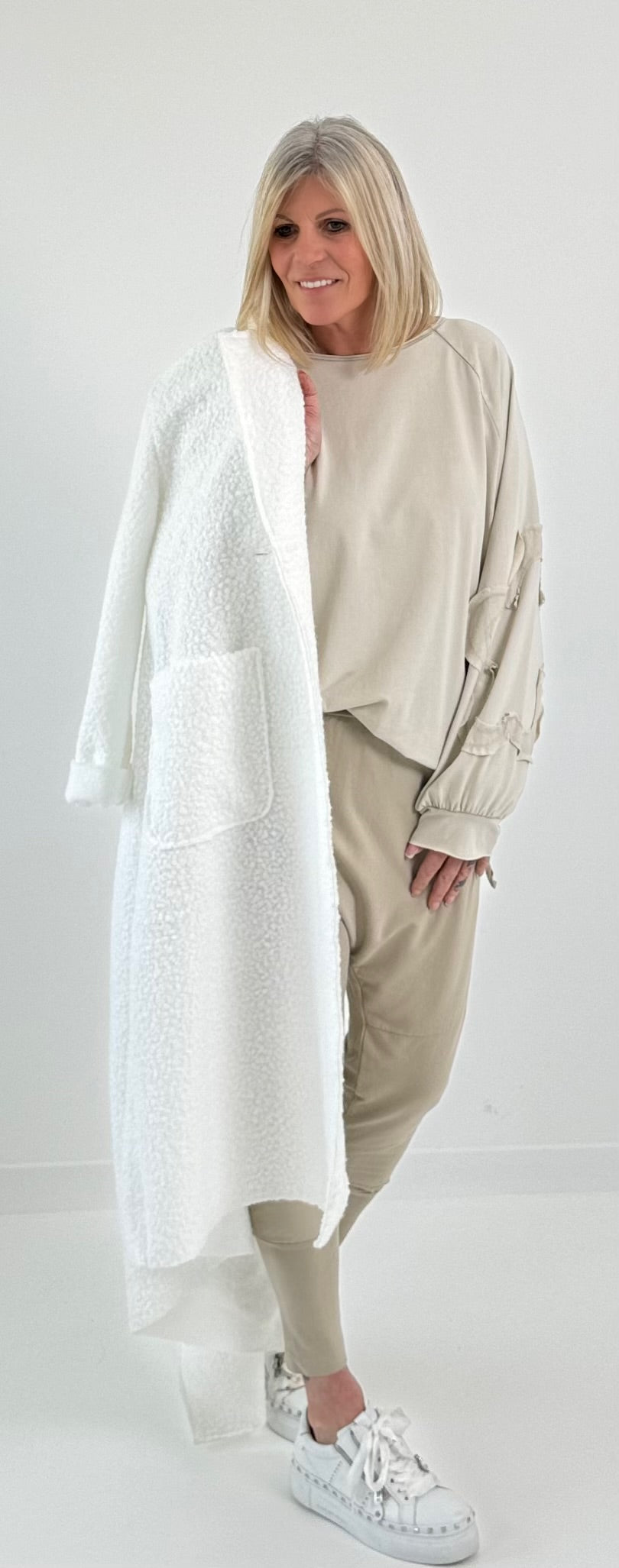 Oversized shirt met grote opgenaaide patches op de armen model "Amanda" - beige