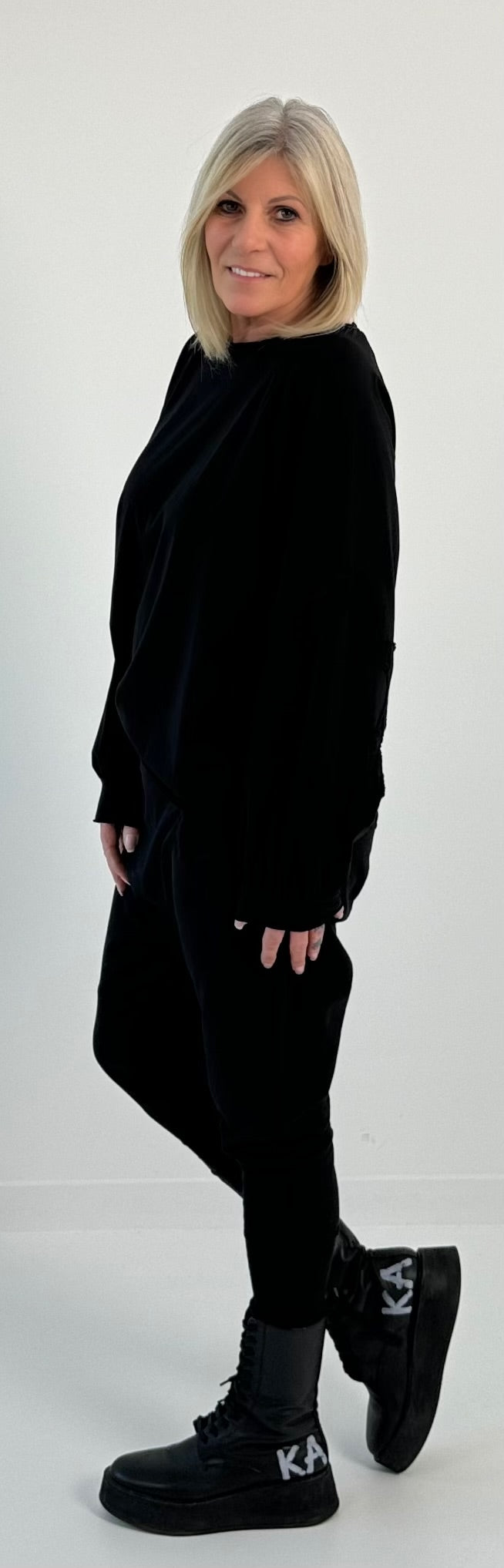 Oversized shirt met grote opgenaaide patches op de armen model "Amanda" - zwart