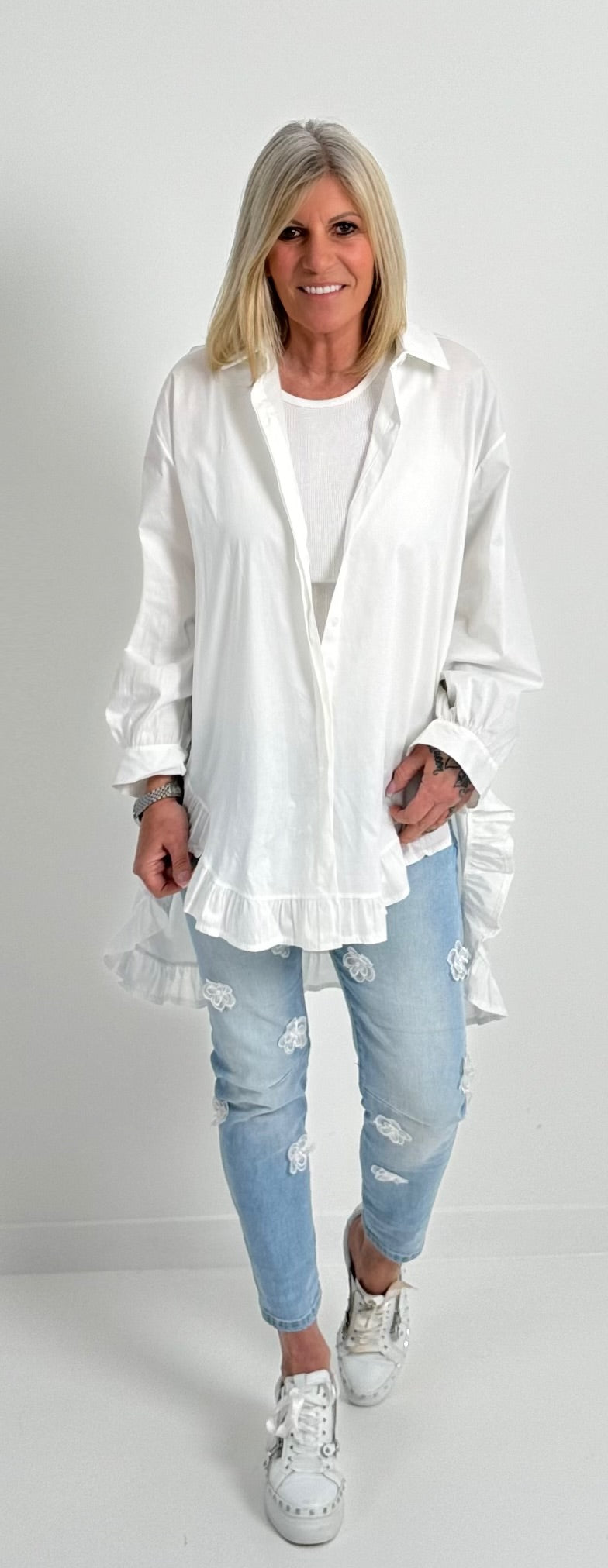 Oversized blouse met ruches aan de uiteinden, model "Xanadu" - wit