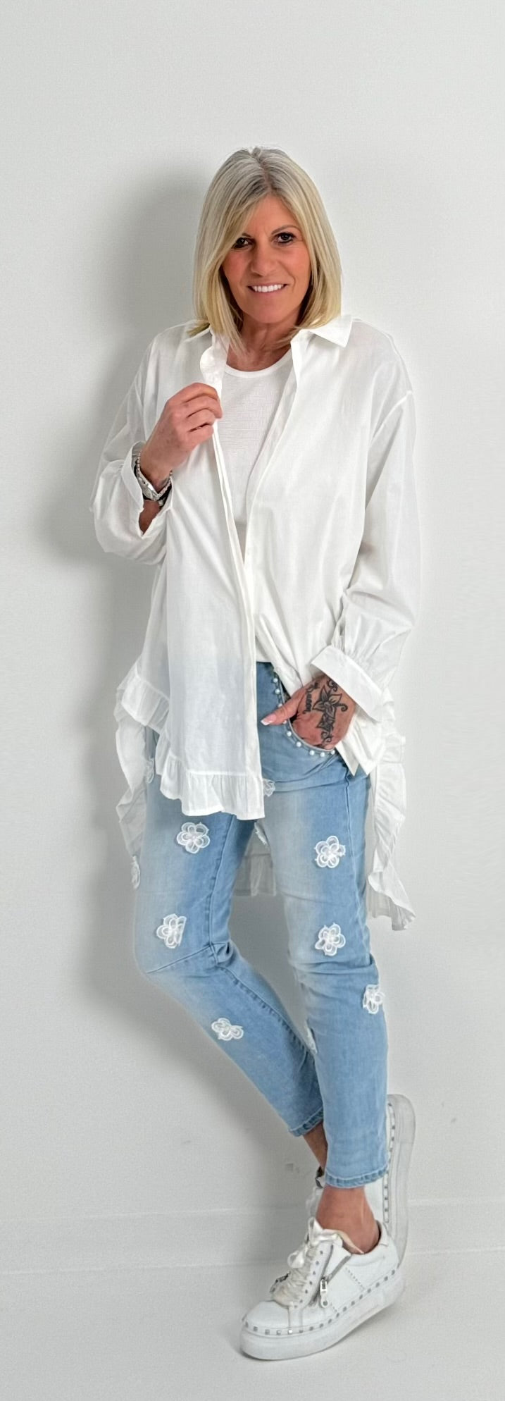 Oversized blouse met ruches aan de uiteinden, model "Xanadu" - wit