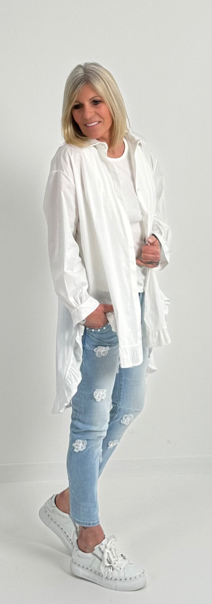 Oversized blouse met ruches aan de uiteinden, model "Xanadu" - wit