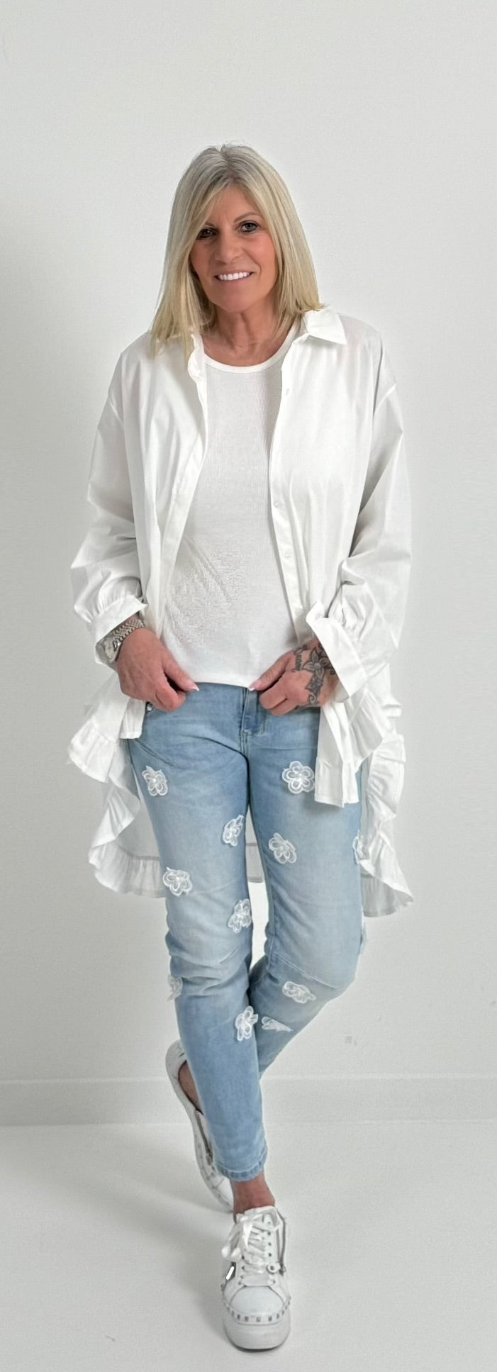 Oversized blouse met ruches aan de uiteinden, model "Xanadu" - wit