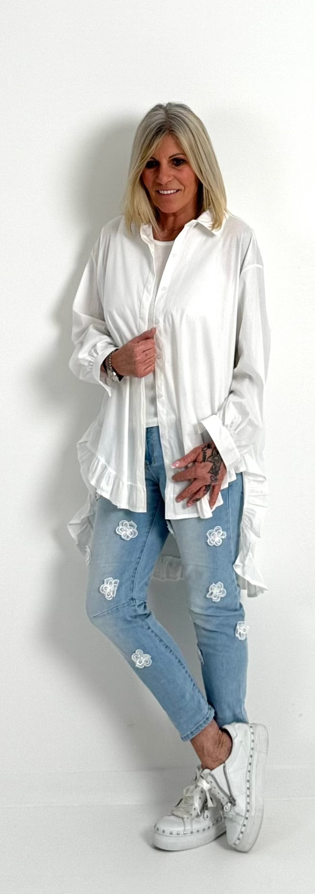 Oversized blouse met ruches aan de uiteinden, model "Xanadu" - wit