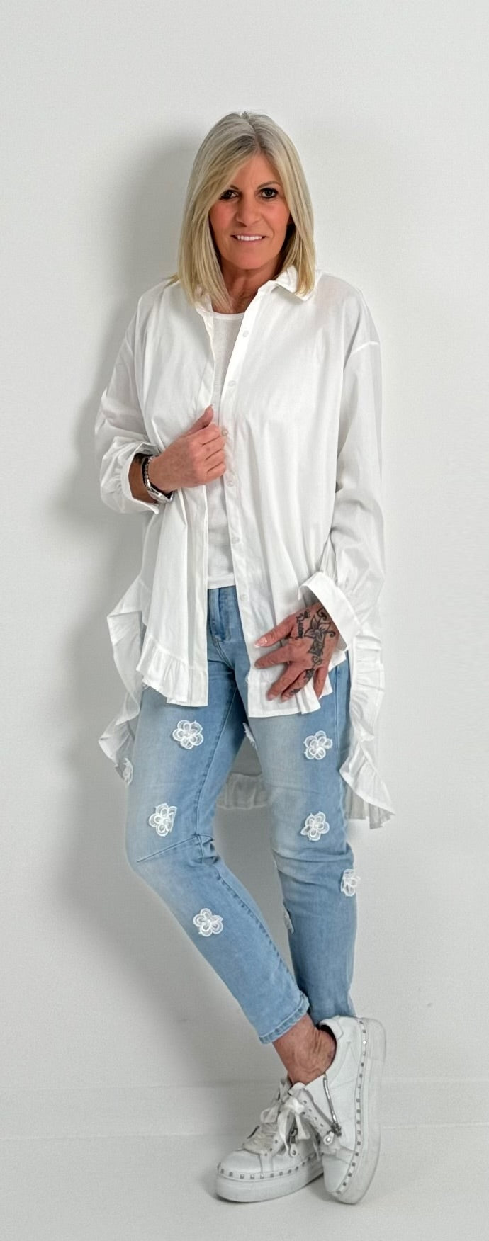 Oversized blouse met ruches aan de uiteinden, model "Xanadu" - wit