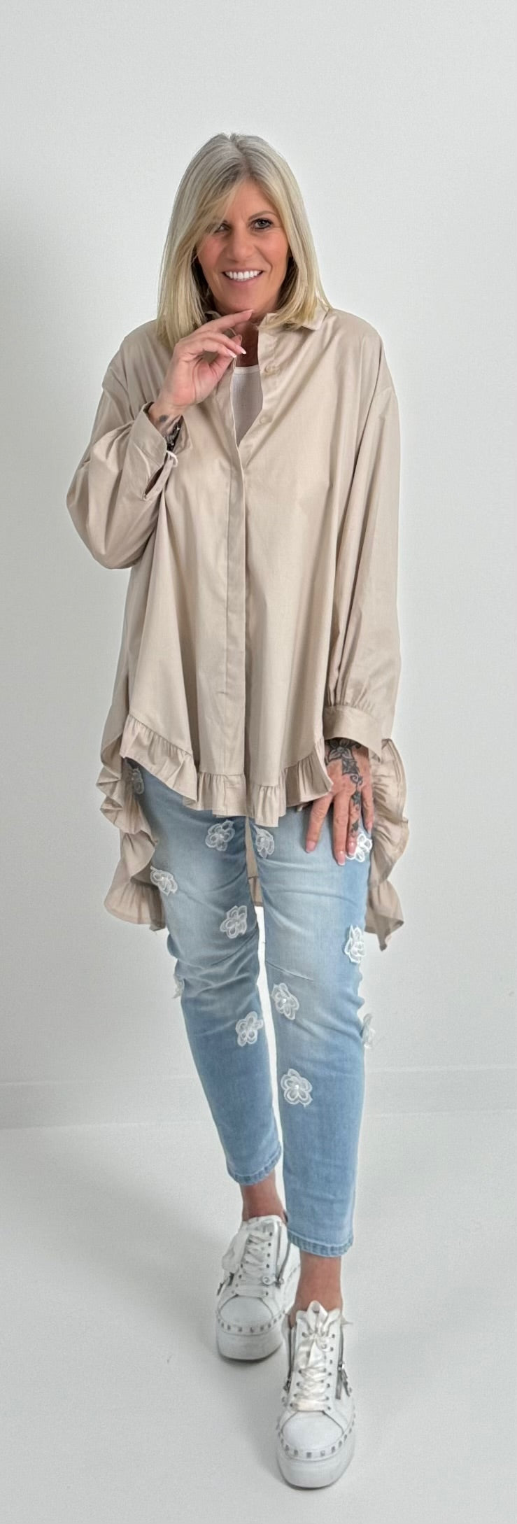 Oversized blouse met ruches aan de uiteinden, model "Xanadu" - beige