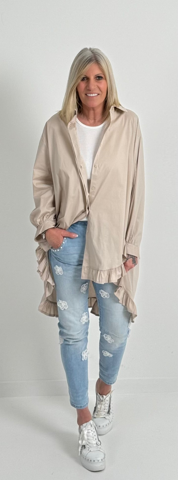 Oversized blouse met ruches aan de uiteinden, model "Xanadu" - beige