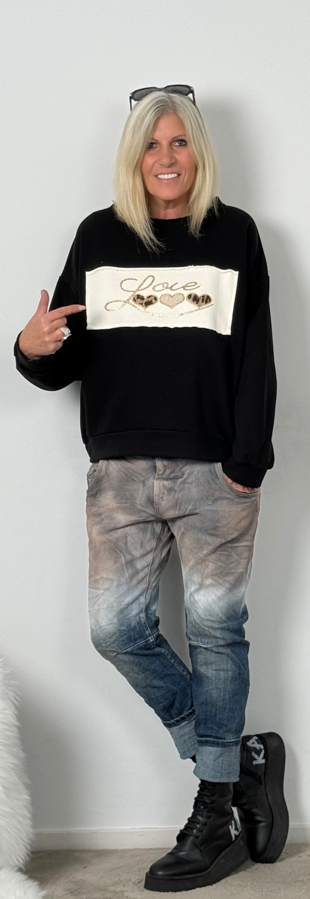 Sweatshirt mit großen Patch "Fee" - schwarz