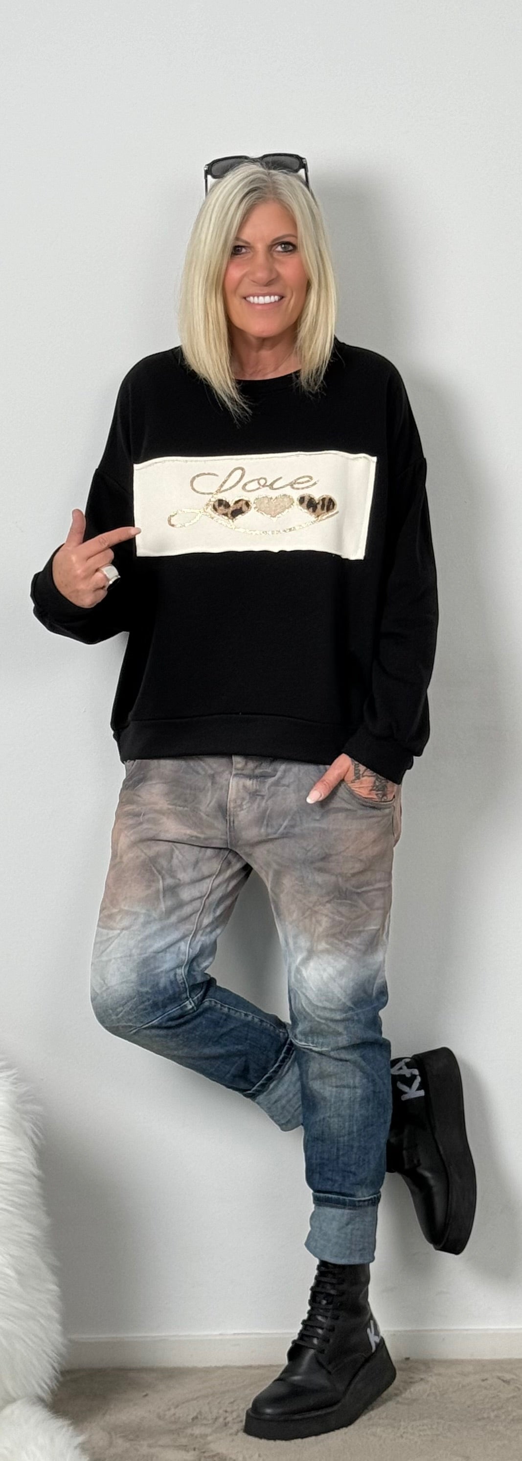 Sweatshirt mit großen Patch "Fee" - schwarz