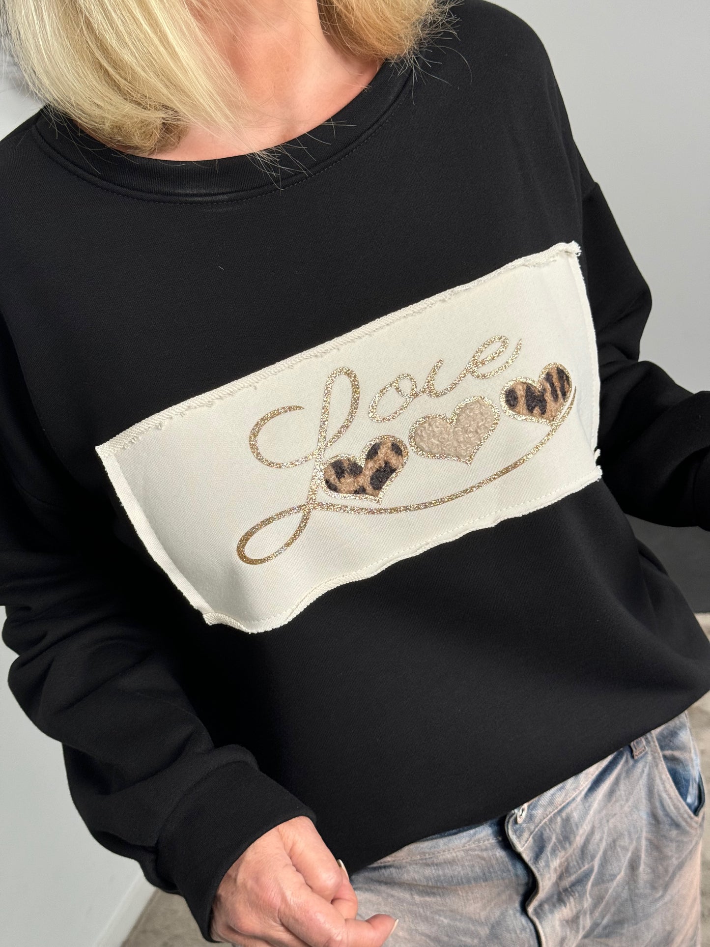 Sweatshirt mit großen Patch "Fee" - schwarz