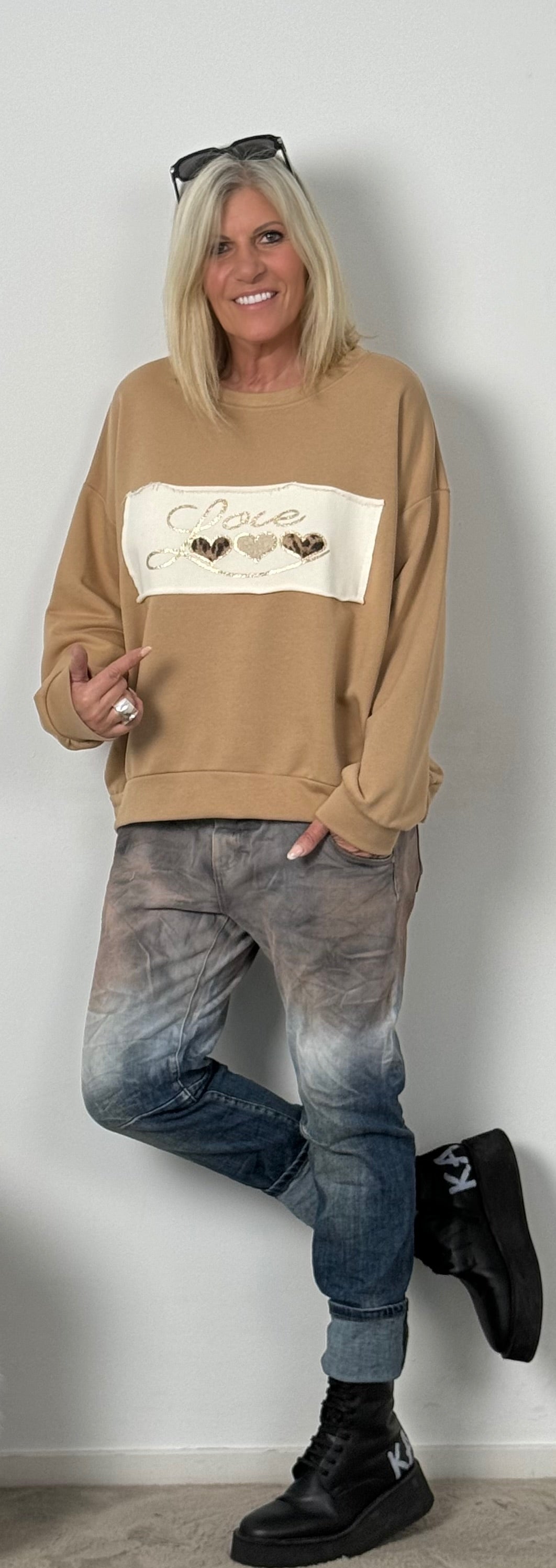 Sweatshirt met grote patch "Fee" - camel