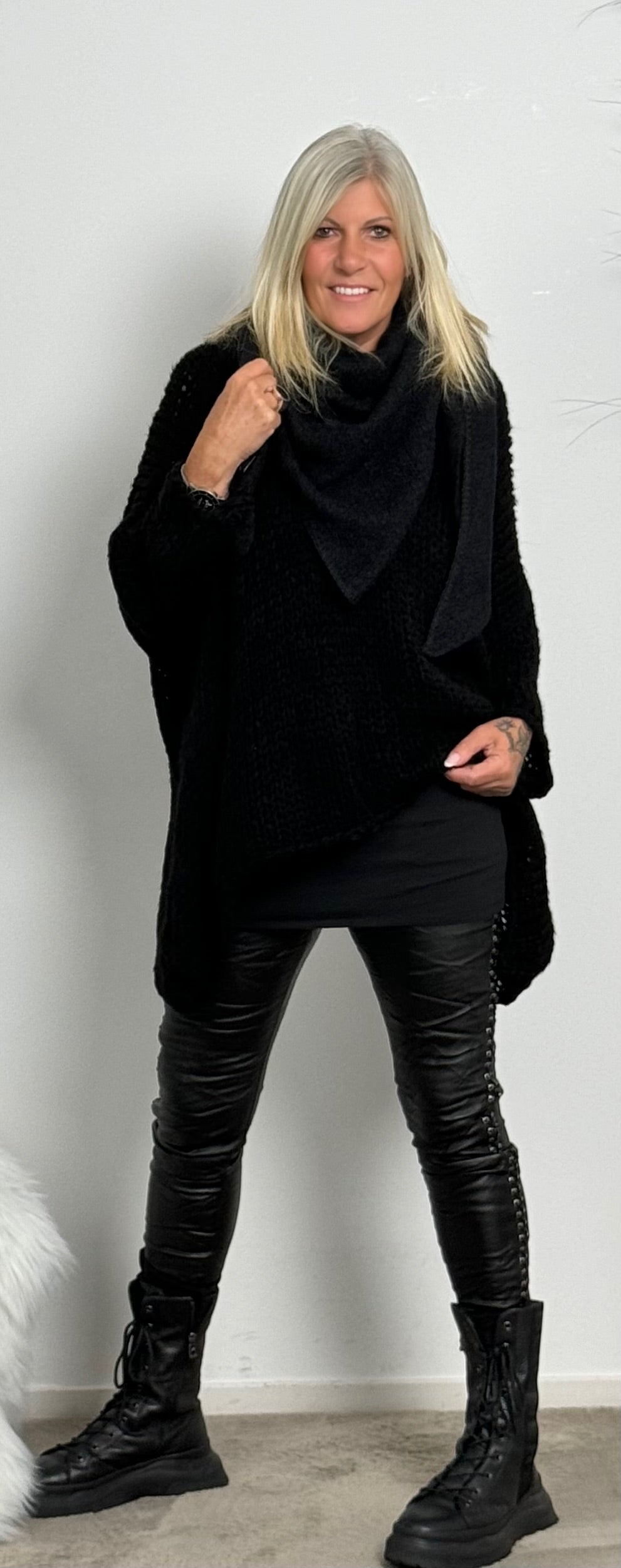 Chunky knit sweater with V-neck "Despina" - black