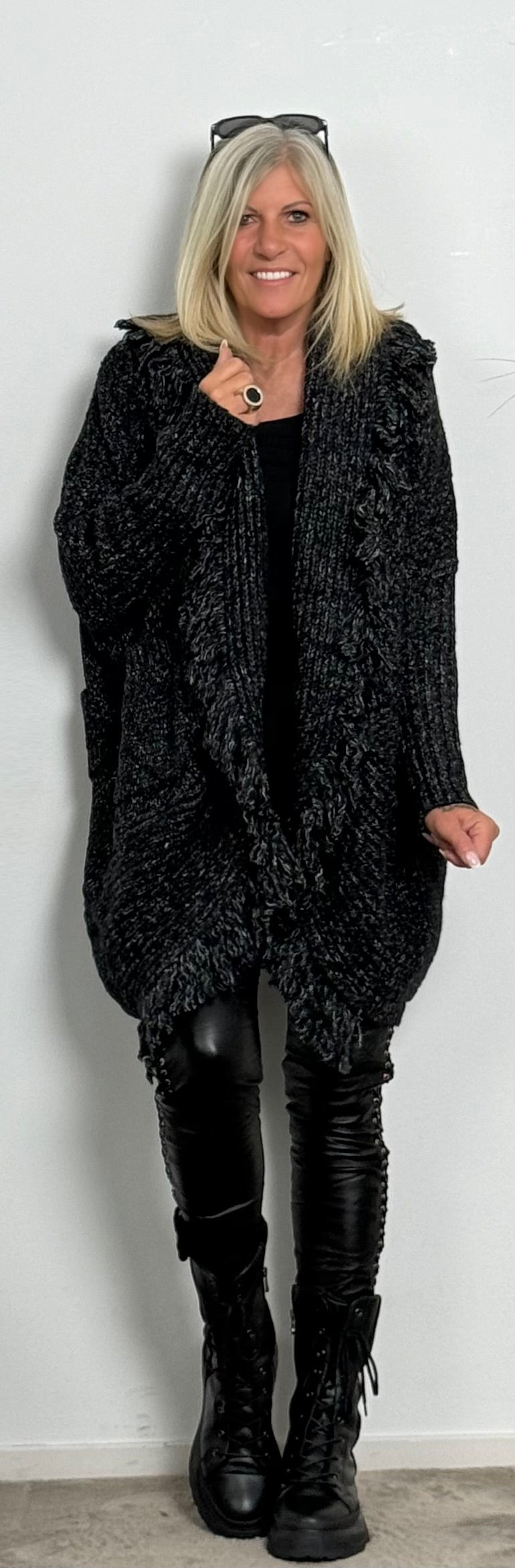 Strickjacke mit Fransen "Over" - schwarz-meliert