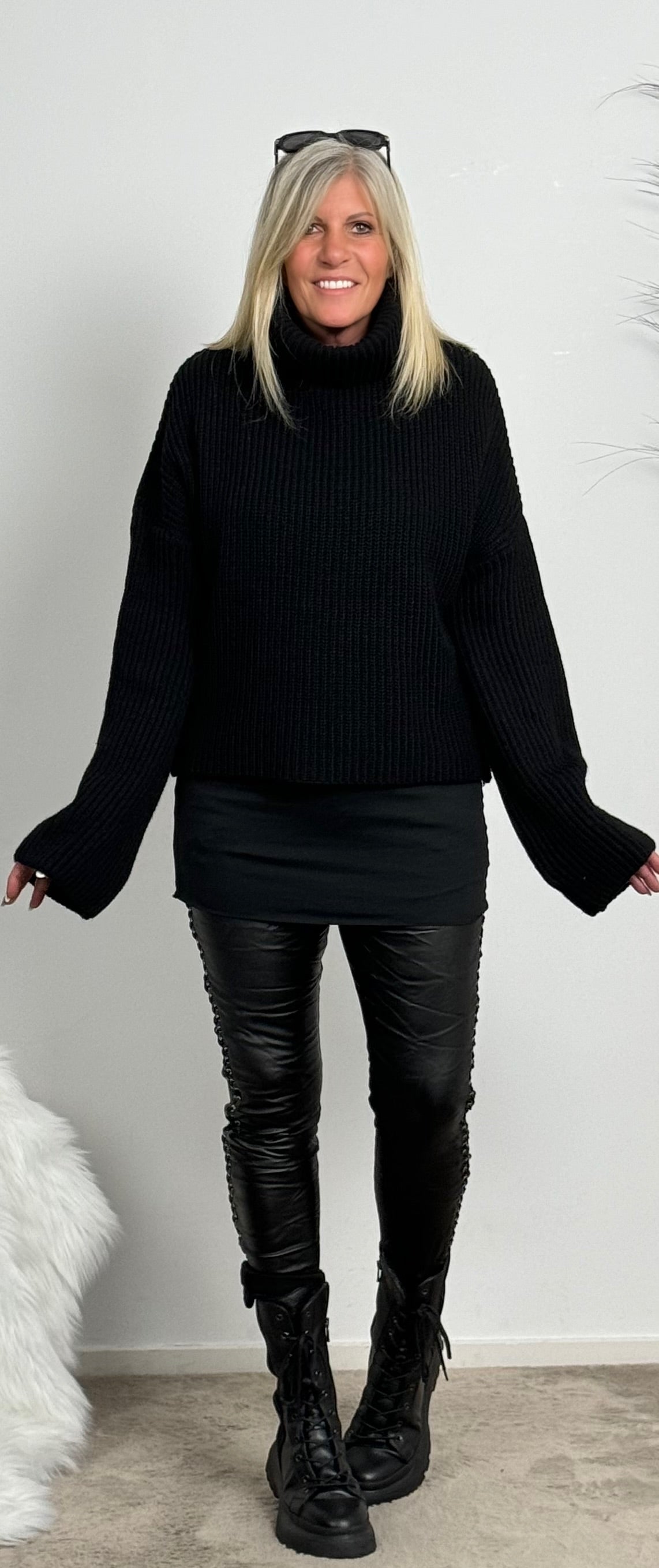 Boxy chunky knit sweater with turtleneck "Ivory" - black