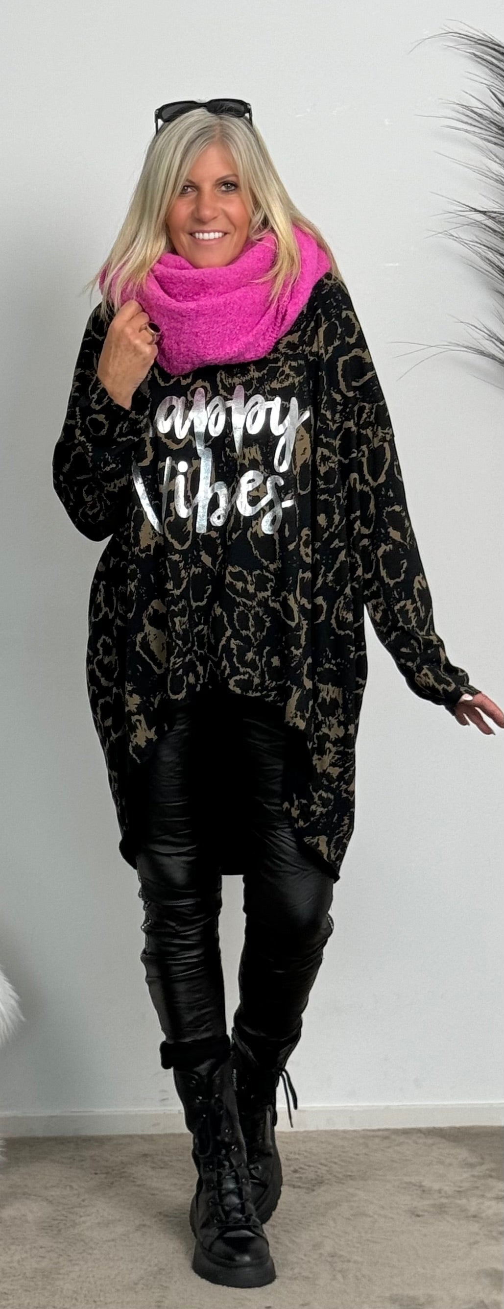 Oversized Leo-shirt "Vibes" - zwart