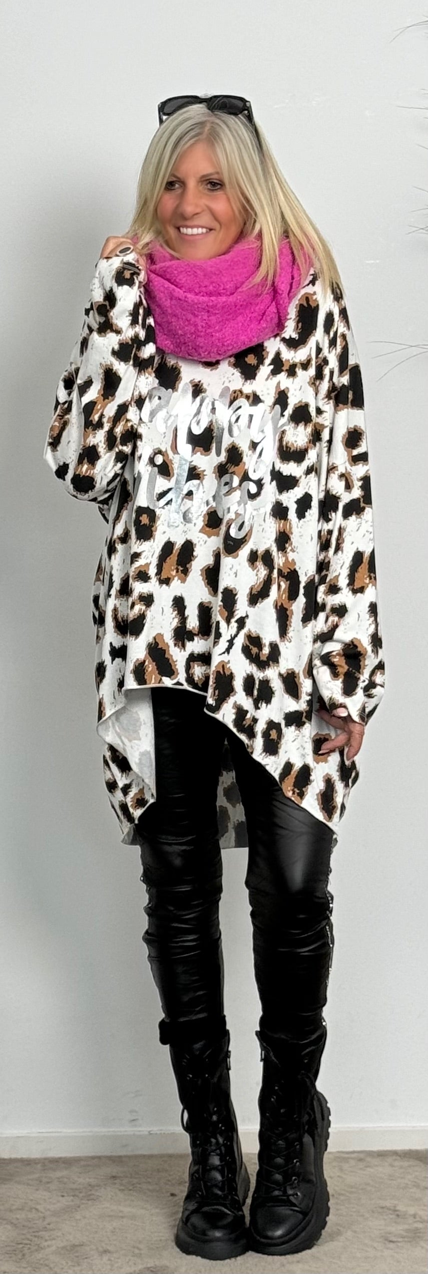 Oversized Leo shirt "Vibes" - white