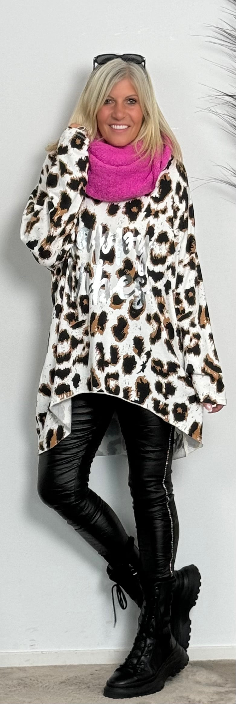 Oversized Leo shirt "Vibes" - white