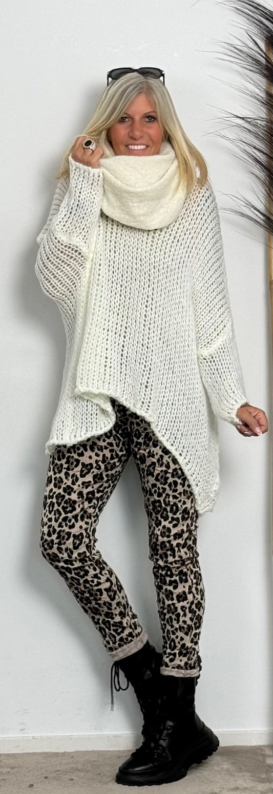 Chunky knit sweater with V-neck "Despina" - wool white