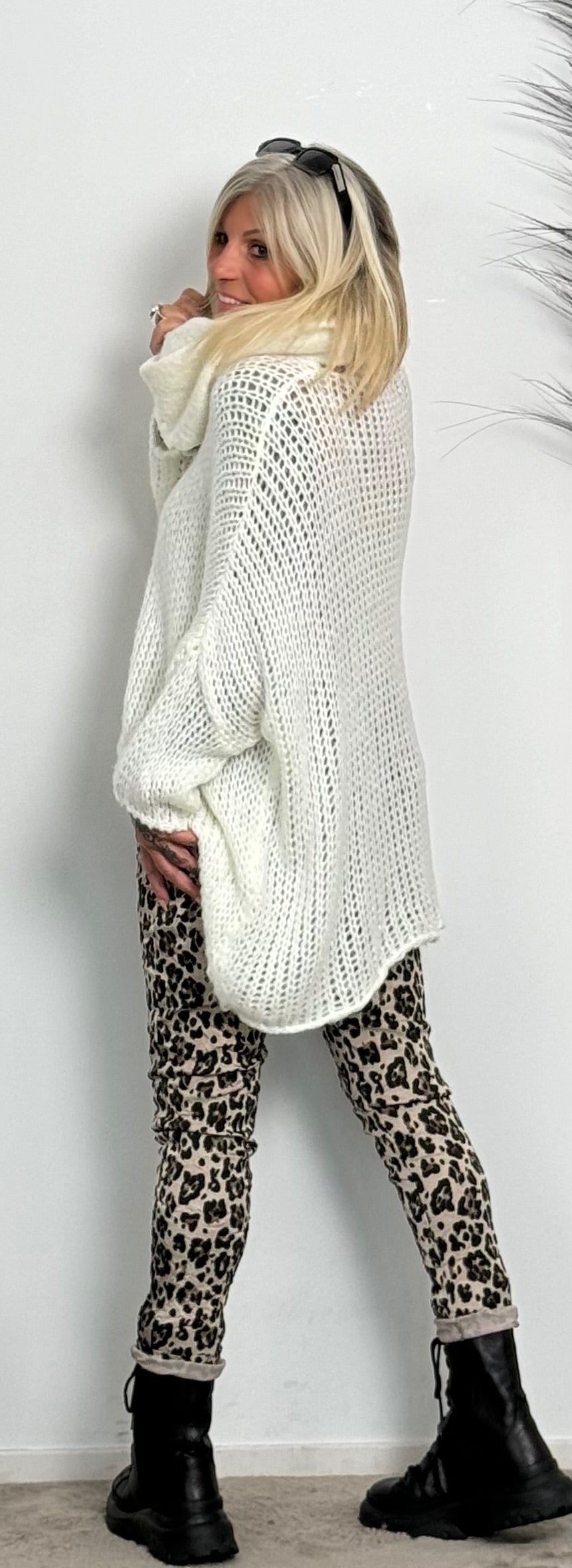 Chunky knit sweater with V-neck "Despina" - wool white