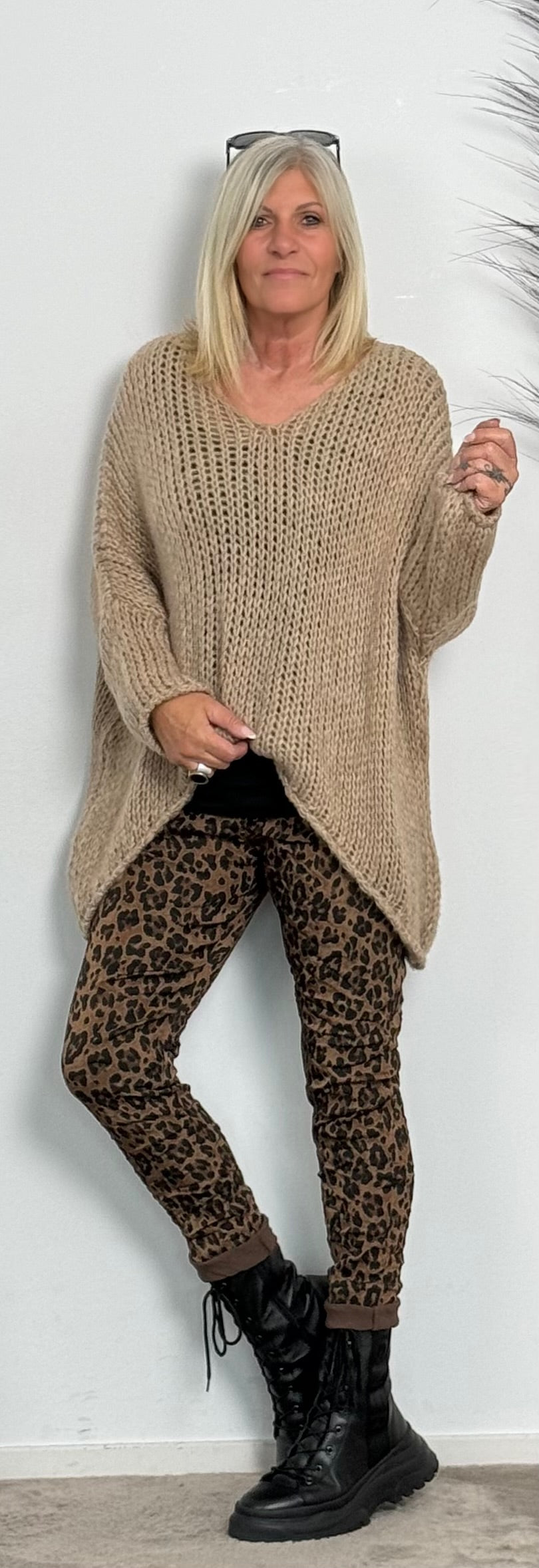 Chunky knit sweater with V-neck "Despina" - taupe