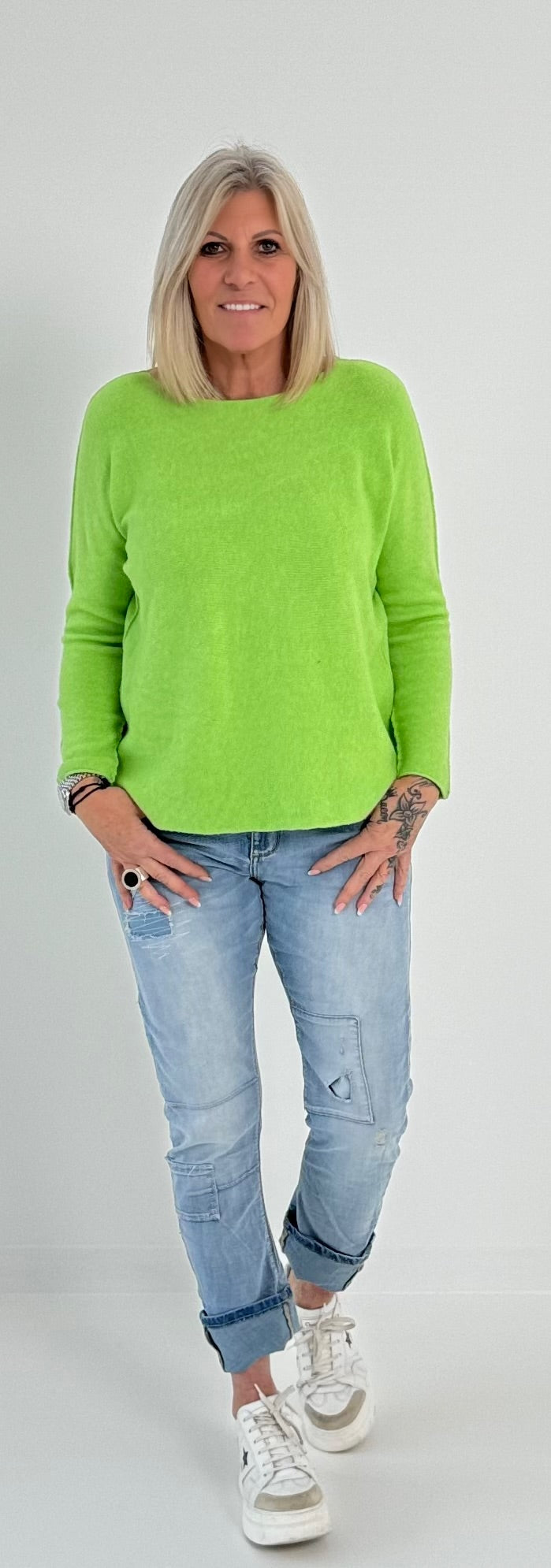 Sweater with round neck and left seam on the arm model "Lona" - apple green