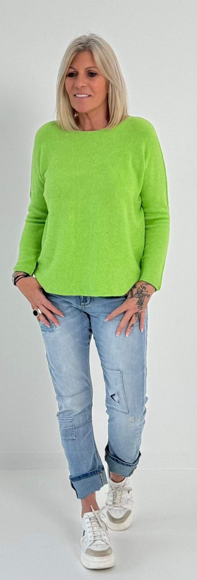 Sweater with round neck and left seam on the arm model "Lona" - apple green