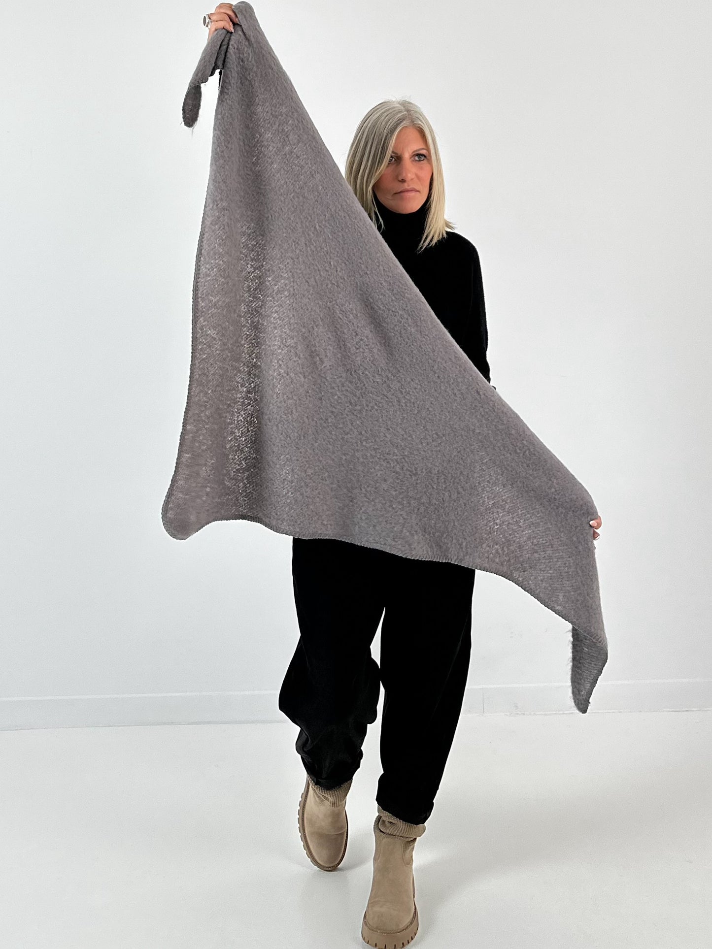 Driehoekige sjaal model "Fluffory" - grijs
