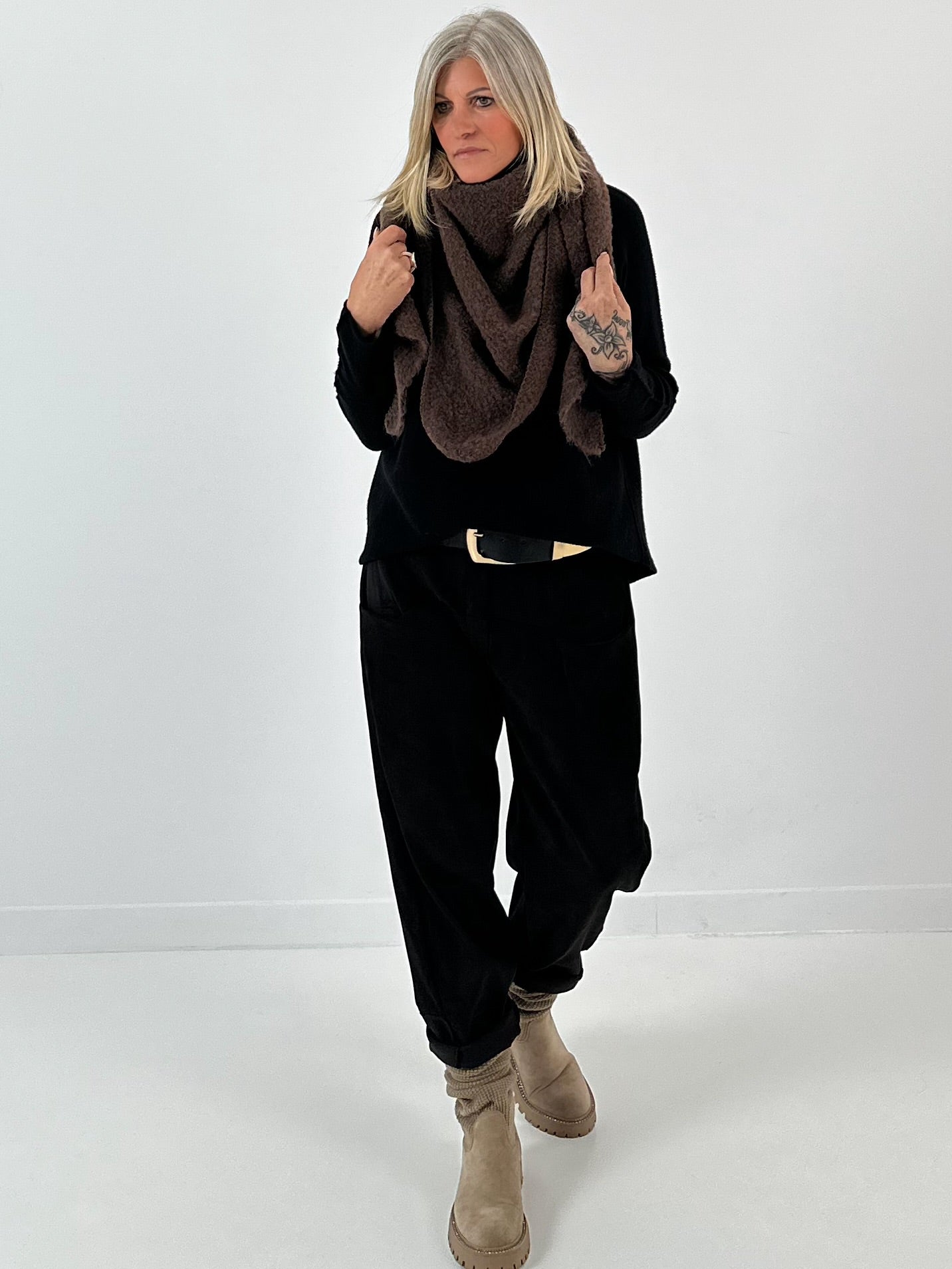 Second choice triangular scarf, model "Fluffory" - chocolate